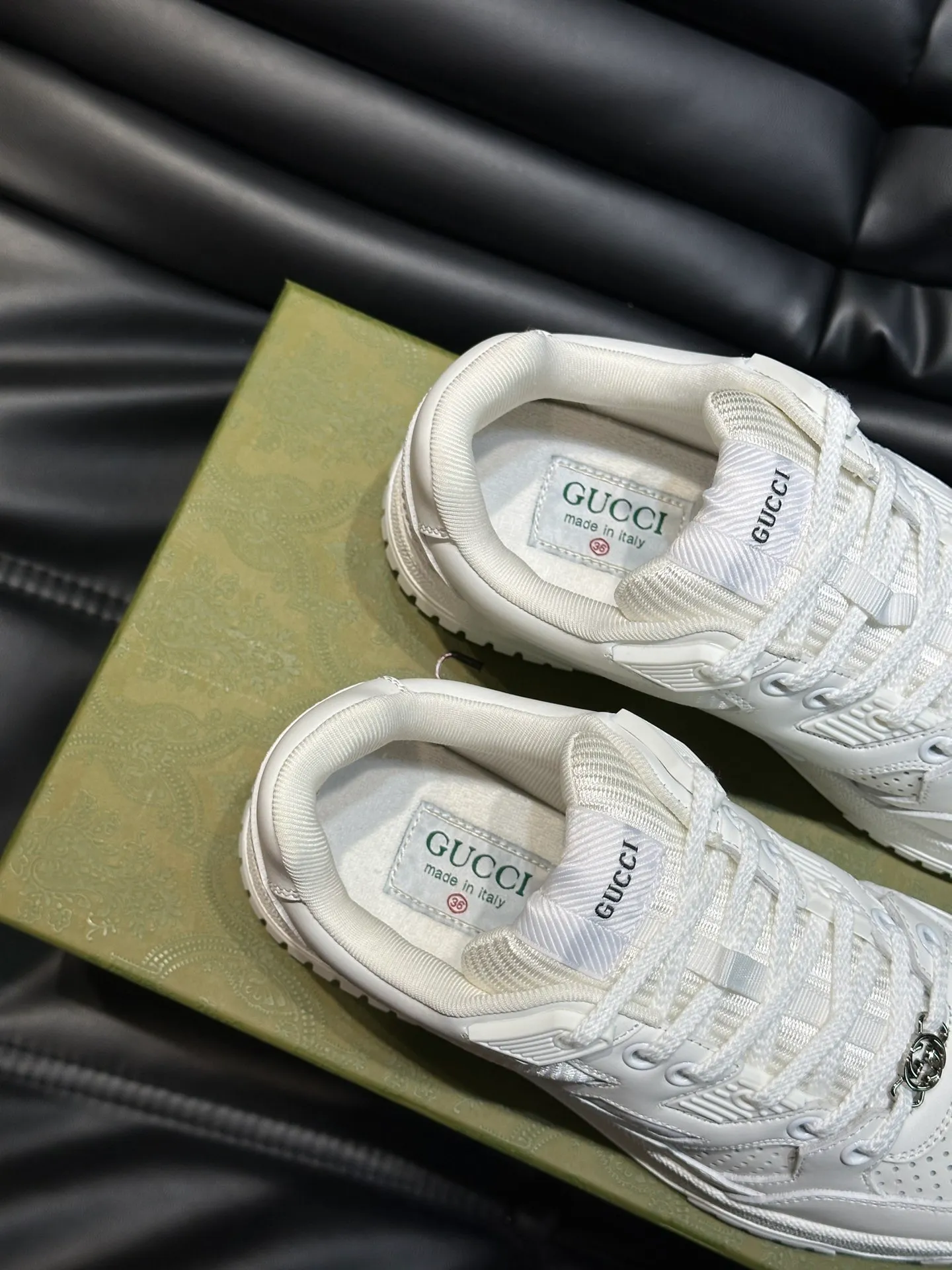 Men's shoes 💰p540 "GUCC*" New couple 👫 distressed effect sneakers, this low-top sneaker adopts a basketball-style silhouette design, cleverly integrated with hollow panels and distressed effects, showing its unique ingenuity. The ingenuity incorporates brand logo details such as interlocking Double G styling accessories and Gucci lettering, a low-key tribute to the brand's design heritage. A rubber non-slip outsole, inlays and embossed sole give the entire design a contemporary feel. Size: Female 35-39, Male 38-44